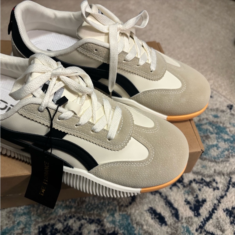 Women’s De Florance sneakers size 9 never worn